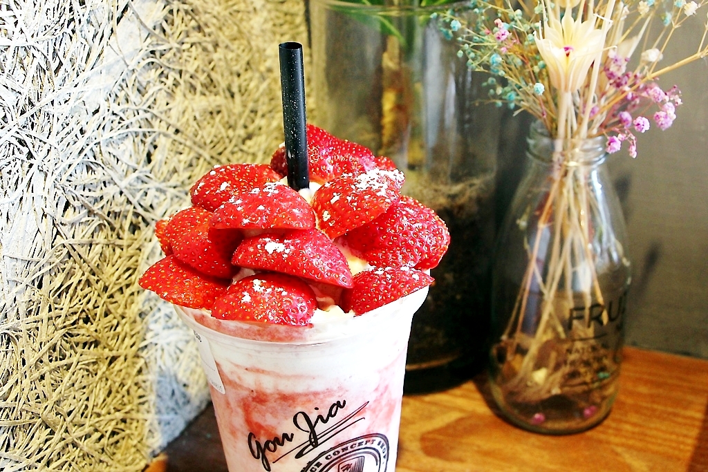 捧花系果昔,彰化果家水果奶昔大爆炸。 - 微笑Joe幸運