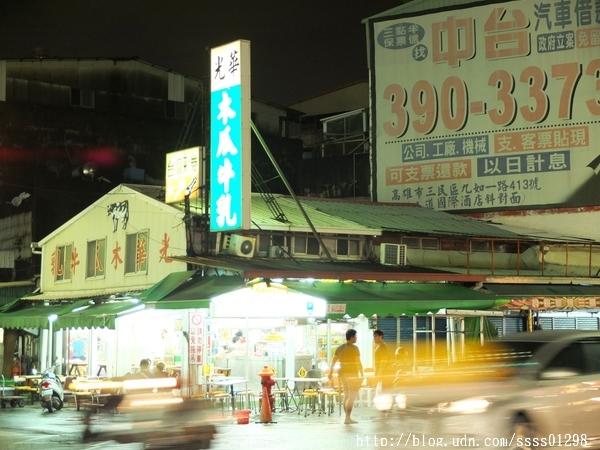 光華木瓜牛奶、檸檬王：【美食特搜。高雄苓雅區】光華木瓜牛奶大王。光華夜市裡的人氣果汁 網路激推木瓜牛奶 早餐賣到宵夜場