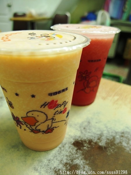 光華木瓜牛奶、檸檬王：【美食特搜。高雄苓雅區】光華木瓜牛奶大王。光華夜市裡的人氣果汁 網路激推木瓜牛奶 早餐賣到宵夜場