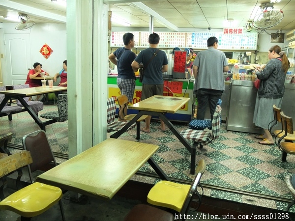 光華木瓜牛奶、檸檬王：【美食特搜。高雄苓雅區】光華木瓜牛奶大王。光華夜市裡的人氣果汁 網路激推木瓜牛奶 早餐賣到宵夜場