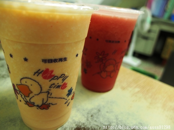 光華木瓜牛奶、檸檬王：【美食特搜。高雄苓雅區】光華木瓜牛奶大王。光華夜市裡的人氣果汁 網路激推木瓜牛奶 早餐賣到宵夜場