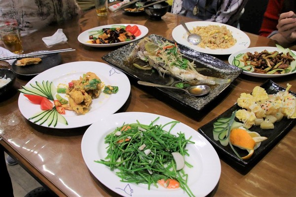 586食堂:【台北食記】586食堂~台菜料理。活體海鮮現撈現煮新鮮吃的到/家人圍爐聚餐或三五好友團聚的餐廳/近新生高架橋餐廳料理