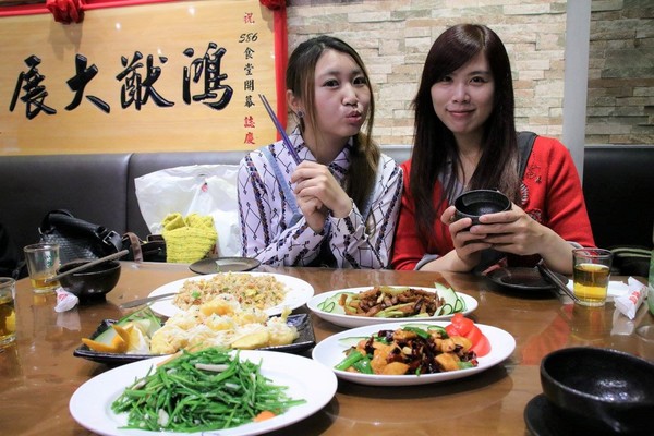 586食堂:【台北食記】586食堂~台菜料理。活體海鮮現撈現煮新鮮吃的到/家人圍爐聚餐或三五好友團聚的餐廳/近新生高架橋餐廳料理