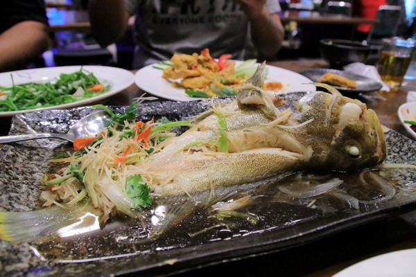 586食堂:【台北食記】586食堂~台菜料理。活體海鮮現撈現煮新鮮吃的到/家人圍爐聚餐或三五好友團聚的餐廳/近新生高架橋餐廳料理
