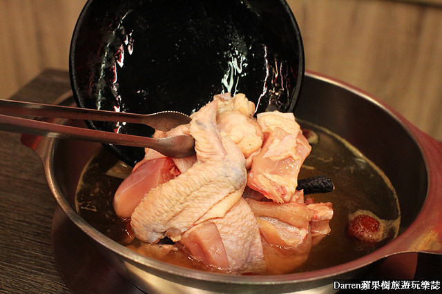 『桃園中壢美食』大母雞創意燉鍋★一個人也能獨享的養生燉雞湯/中壢SOGO商圈美食桃園金牌好店/大公雞烤雞燉雞