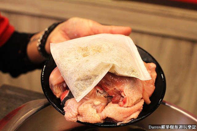 『桃園中壢美食』大母雞創意燉鍋★一個人也能獨享的養生燉雞湯/中壢SOGO商圈美食桃園金牌好店/大公雞烤雞燉雞