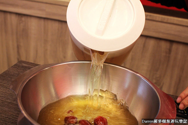 『桃園中壢美食』大母雞創意燉鍋★一個人也能獨享的養生燉雞湯/中壢SOGO商圈美食桃園金牌好店/大公雞烤雞燉雞