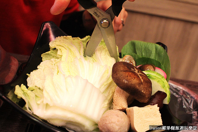 『桃園中壢美食』大母雞創意燉鍋★一個人也能獨享的養生燉雞湯/中壢SOGO商圈美食桃園金牌好店/大公雞烤雞燉雞