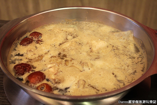 『桃園中壢美食』大母雞創意燉鍋★一個人也能獨享的養生燉雞湯/中壢SOGO商圈美食桃園金牌好店/大公雞烤雞燉雞