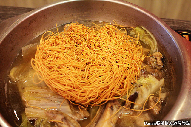 『桃園中壢美食』大母雞創意燉鍋★一個人也能獨享的養生燉雞湯/中壢SOGO商圈美食桃園金牌好店/大公雞烤雞燉雞