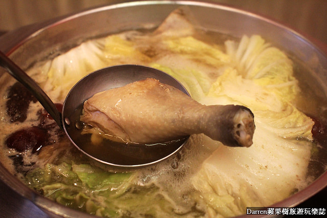 『桃園中壢美食』大母雞創意燉鍋★一個人也能獨享的養生燉雞湯/中壢SOGO商圈美食桃園金牌好店/大公雞烤雞燉雞