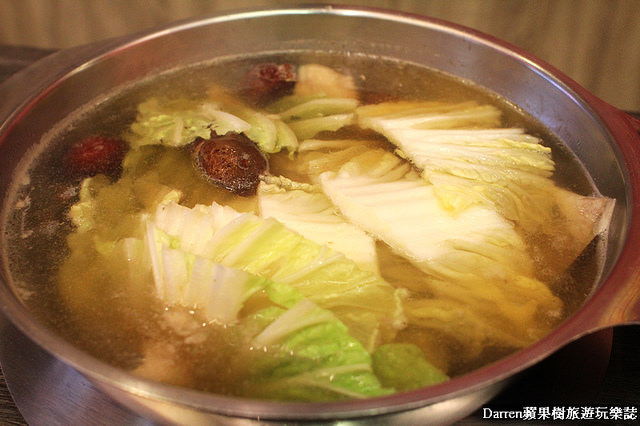 『桃園中壢美食』大母雞創意燉鍋★一個人也能獨享的養生燉雞湯/中壢SOGO商圈美食桃園金牌好店/大公雞烤雞燉雞