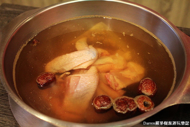 『桃園中壢美食』大母雞創意燉鍋★一個人也能獨享的養生燉雞湯/中壢SOGO商圈美食桃園金牌好店/大公雞烤雞燉雞