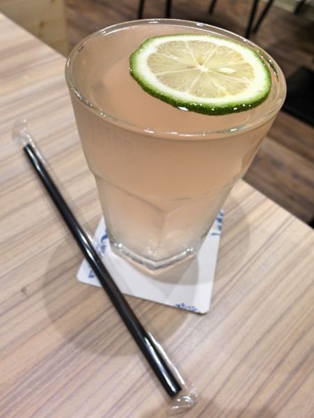 Who's Tea 鬍子茶(台北復興南店)：❤️美食❤️【台北。大安】Who's Tea 鬍子茶 / 台北復興南店★好友聚餐推薦/草莓季節限定/愛評體驗團