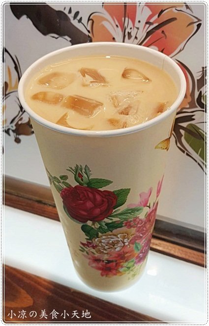 一中金牌鳳梅冰：台中北區』一中鳳梅冰║隱藏版古早味飲品，遵循古法手製搭上復古花杯超吸睛（鮮奶系列加珍珠不加價）