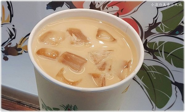 一中金牌鳳梅冰：台中北區』一中鳳梅冰║隱藏版古早味飲品，遵循古法手製搭上復古花杯超吸睛（鮮奶系列加珍珠不加價）