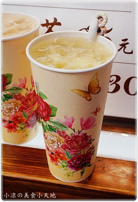 一中金牌鳳梅冰：台中北區』一中鳳梅冰║隱藏版古早味飲品，遵循古法手製搭上復古花杯超吸睛（鮮奶系列加珍珠不加價）