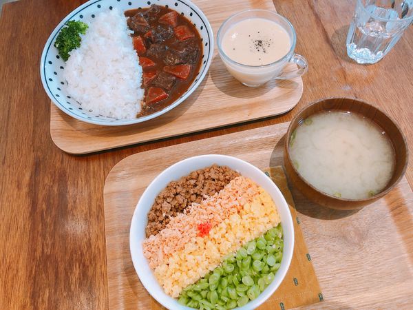 捷運忠孝復興站✿Kitchen island 中島✿中島廚房形式的溫馨空間~ 樸實美味的鮭魚四色飯 !