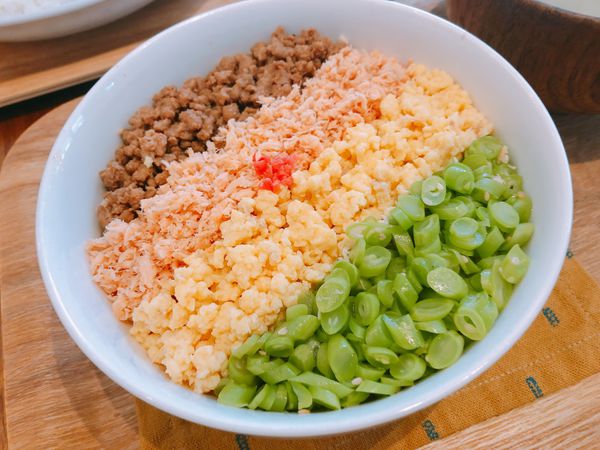 捷運忠孝復興站✿Kitchen island 中島✿中島廚房形式的溫馨空間~ 樸實美味的鮭魚四色飯 !