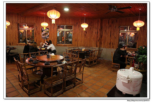 【桃園食記】桃園市‧活跳跳活蝦餐廳(桃園活蝦/桃園活蝦料理/桃園海鮮餐廳) 適合家庭、親友聚餐 附設親子遊戲區