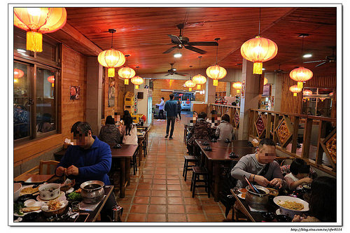 【桃園食記】桃園市‧活跳跳活蝦餐廳(桃園活蝦/桃園活蝦料理/桃園海鮮餐廳) 適合家庭、親友聚餐 附設親子遊戲區