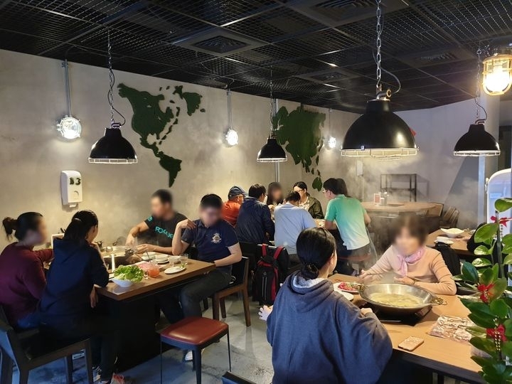 【台北內湖 美食】川老爺麻辣鍋，好吃湯底火鍋料!!熱炒加值/溫體牛買一送一/螃蟹豪華海鮮拼盤/現正限時升級優惠中呀!!/捷運葫洲站