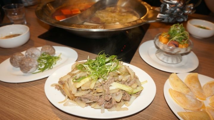 【台北內湖 美食】川老爺麻辣鍋，好吃湯底火鍋料!!熱炒加值/溫體牛買一送一/螃蟹豪華海鮮拼盤/現正限時升級優惠中呀!!/捷運葫洲站