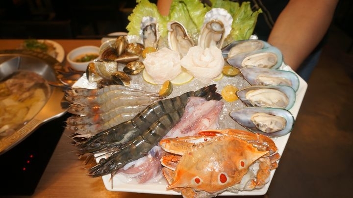 【台北內湖 美食】川老爺麻辣鍋，好吃湯底火鍋料!!熱炒加值/溫體牛買一送一/螃蟹豪華海鮮拼盤/現正限時升級優惠中呀!!/捷運葫洲站