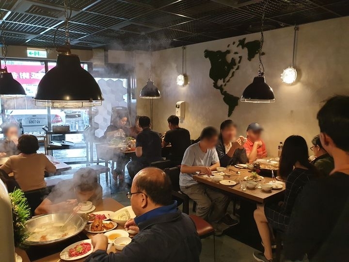 【台北內湖 美食】川老爺麻辣鍋，好吃湯底火鍋料!!熱炒加值/溫體牛買一送一/螃蟹豪華海鮮拼盤/現正限時升級優惠中呀!!/捷運葫洲站