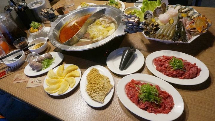 【台北內湖 美食】川老爺麻辣鍋，好吃湯底火鍋料!!熱炒加值/溫體牛買一送一/螃蟹豪華海鮮拼盤/現正限時升級優惠中呀!!/捷運葫洲站