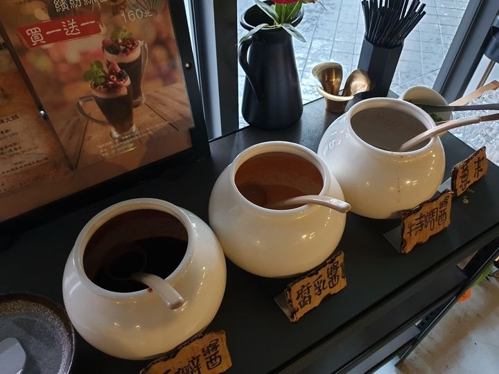 【台北內湖 美食】川老爺麻辣鍋，好吃湯底火鍋料!!熱炒加值/溫體牛買一送一/螃蟹豪華海鮮拼盤/現正限時升級優惠中呀!!/捷運葫洲站