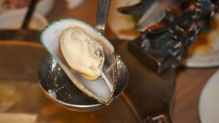 【台北內湖 美食】川老爺麻辣鍋，好吃湯底火鍋料!!熱炒加值/溫體牛買一送一/螃蟹豪華海鮮拼盤/現正限時升級優惠中呀!!/捷運葫洲站