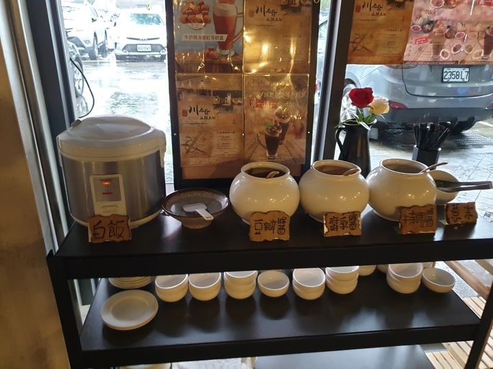 【台北內湖 美食】川老爺麻辣鍋，好吃湯底火鍋料!!熱炒加值/溫體牛買一送一/螃蟹豪華海鮮拼盤/現正限時升級優惠中呀!!/捷運葫洲站