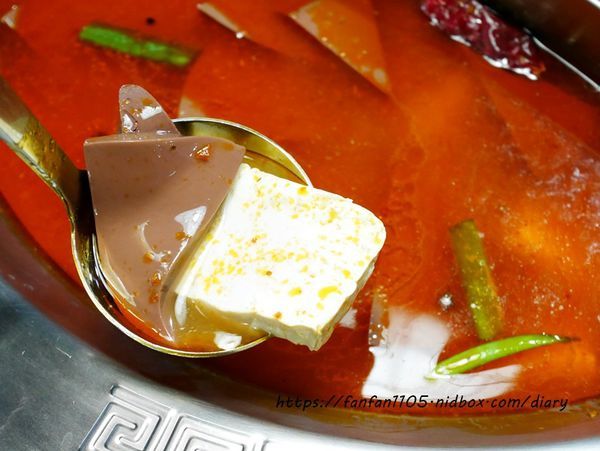 【內湖麻辣鍋】川老爺麻辣鍋 #四川料 #川菜 #麻辣鍋 #皮蛋牛骨鍋 #鍋底白飯無限供應 (20).JPG