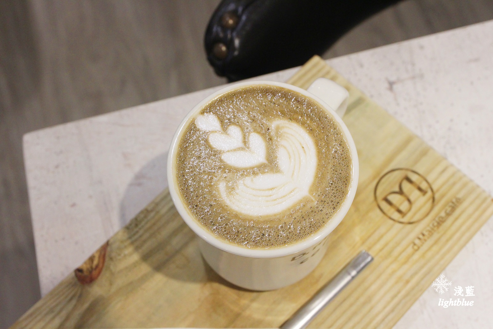 [ 忠孝敦化站美食 ] 淺藍 × D.maisie coffee～美味抹茶提拉米蘇與不限時免費wifi插座