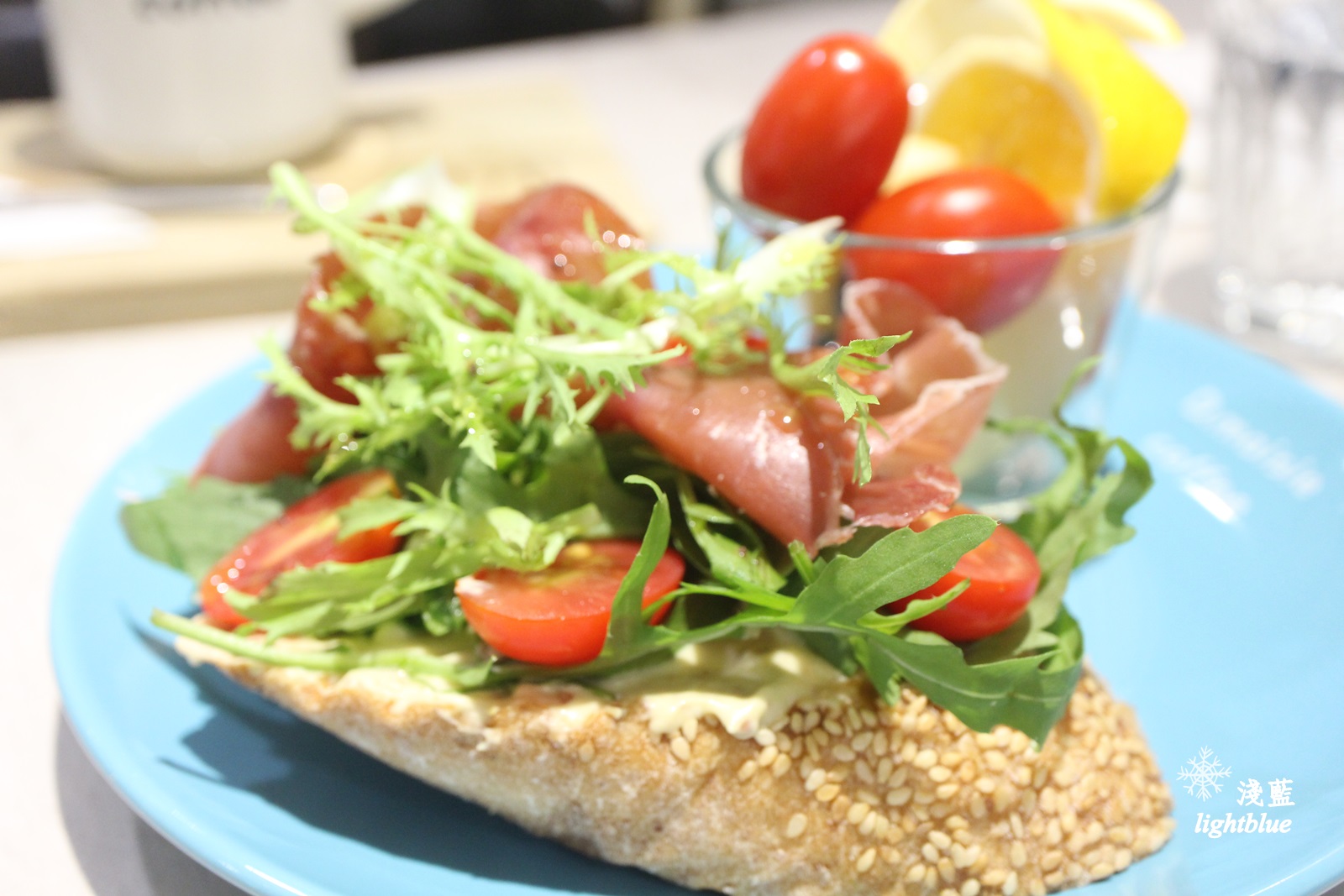 [ 忠孝敦化站美食 ] 淺藍 × D.maisie coffee～美味抹茶提拉米蘇與不限時免費wifi插座