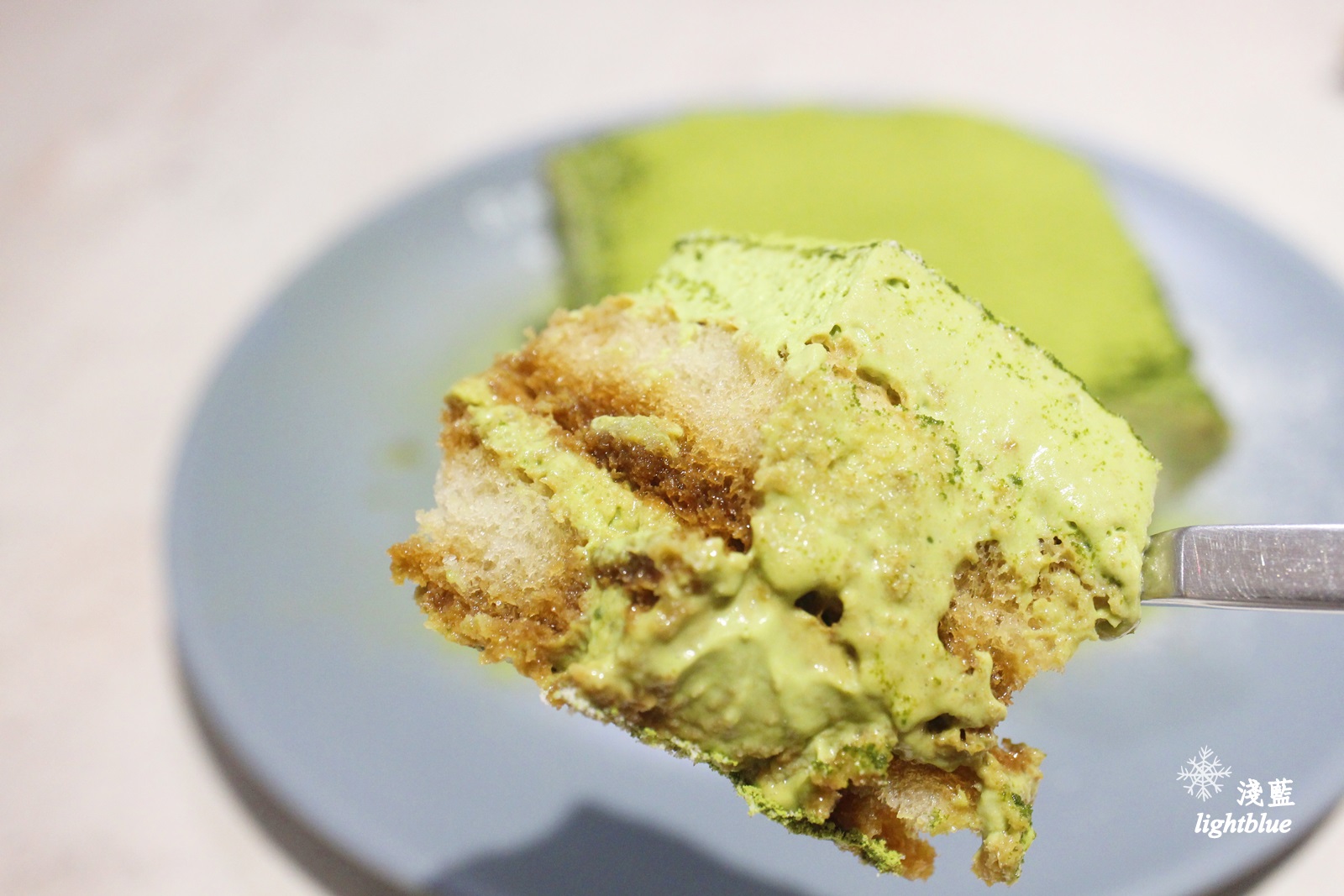 [ 忠孝敦化站美食 ] 淺藍 × D.maisie coffee～美味抹茶提拉米蘇與不限時免費wifi插座
