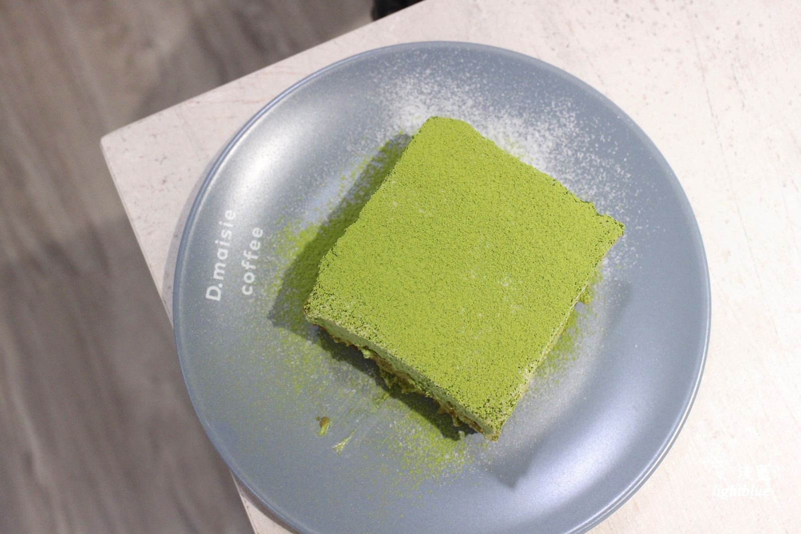 [ 忠孝敦化站美食 ] 淺藍 × D.maisie coffee～美味抹茶提拉米蘇與不限時免費wifi插座