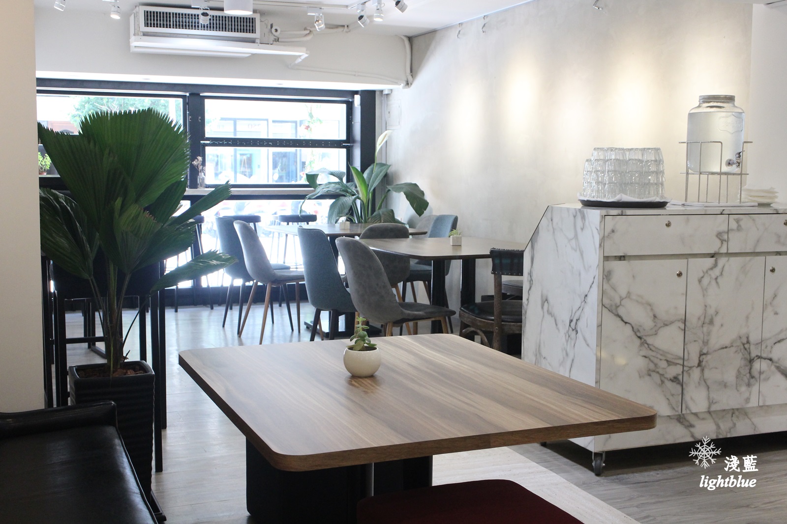 [ 忠孝敦化站美食 ] 淺藍 × D.maisie coffee～美味抹茶提拉米蘇與不限時免費wifi插座