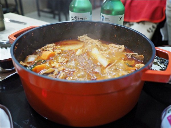 三清洞摩西年糕鍋：[台中] 三清洞摩西年糕鍋 逢甲夜市韓式料理推薦 新推出韓國辣燉雞湯鍋冬天圍爐來吃韓國辣鍋暖暖的