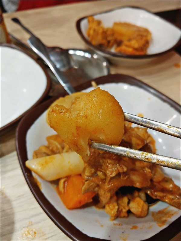 三清洞摩西年糕鍋：[台中] 三清洞摩西年糕鍋 逢甲夜市韓式料理推薦 新推出韓國辣燉雞湯鍋冬天圍爐來吃韓國辣鍋暖暖的