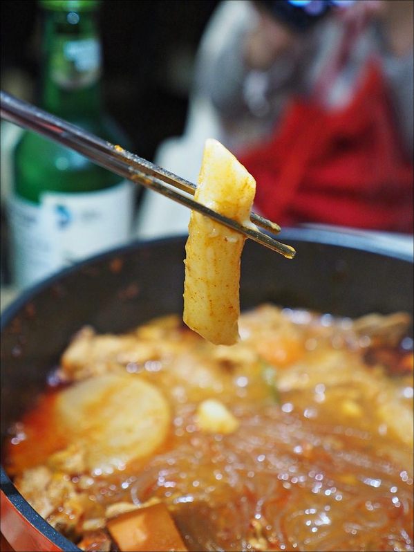 三清洞摩西年糕鍋：[台中] 三清洞摩西年糕鍋 逢甲夜市韓式料理推薦 新推出韓國辣燉雞湯鍋冬天圍爐來吃韓國辣鍋暖暖的