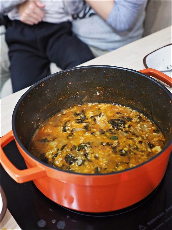 三清洞摩西年糕鍋：[台中] 三清洞摩西年糕鍋 逢甲夜市韓式料理推薦 新推出韓國辣燉雞湯鍋冬天圍爐來吃韓國辣鍋暖暖的