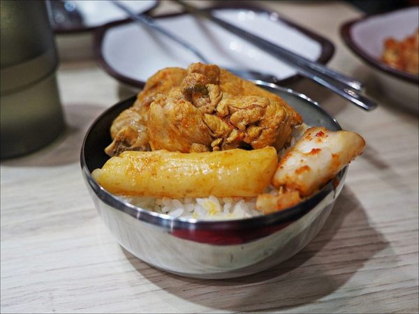 三清洞摩西年糕鍋：[台中] 三清洞摩西年糕鍋 逢甲夜市韓式料理推薦 新推出韓國辣燉雞湯鍋冬天圍爐來吃韓國辣鍋暖暖的