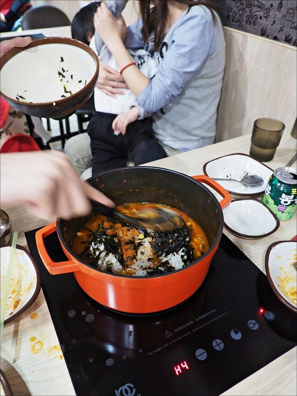 三清洞摩西年糕鍋：[台中] 三清洞摩西年糕鍋 逢甲夜市韓式料理推薦 新推出韓國辣燉雞湯鍋冬天圍爐來吃韓國辣鍋暖暖的