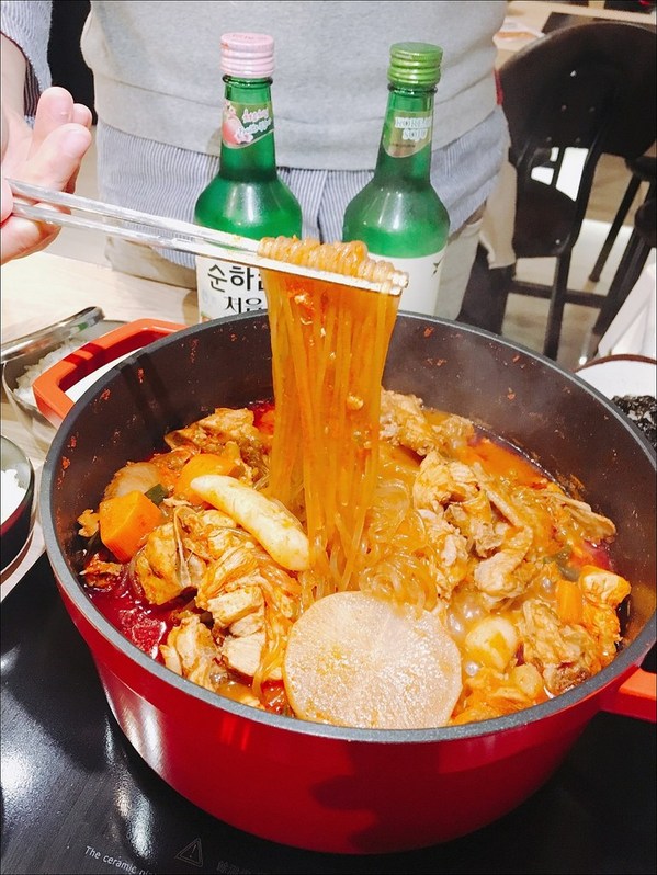 三清洞摩西年糕鍋：[台中] 三清洞摩西年糕鍋 逢甲夜市韓式料理推薦 新推出韓國辣燉雞湯鍋冬天圍爐來吃韓國辣鍋暖暖的
