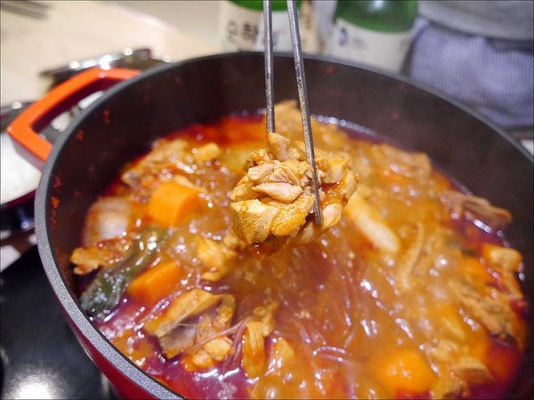三清洞摩西年糕鍋：[台中] 三清洞摩西年糕鍋 逢甲夜市韓式料理推薦 新推出韓國辣燉雞湯鍋冬天圍爐來吃韓國辣鍋暖暖的
