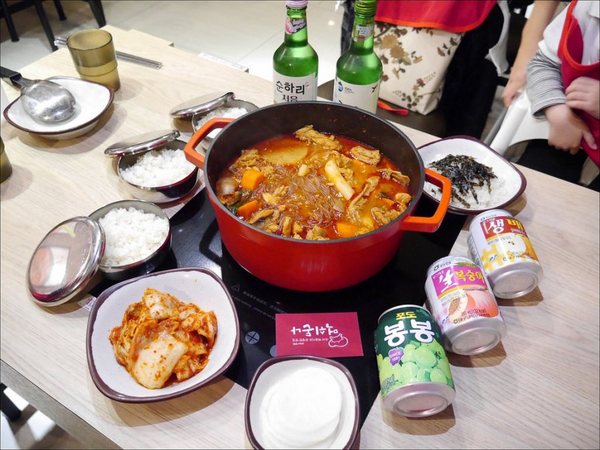三清洞摩西年糕鍋：[台中] 三清洞摩西年糕鍋 逢甲夜市韓式料理推薦 新推出韓國辣燉雞湯鍋冬天圍爐來吃韓國辣鍋暖暖的