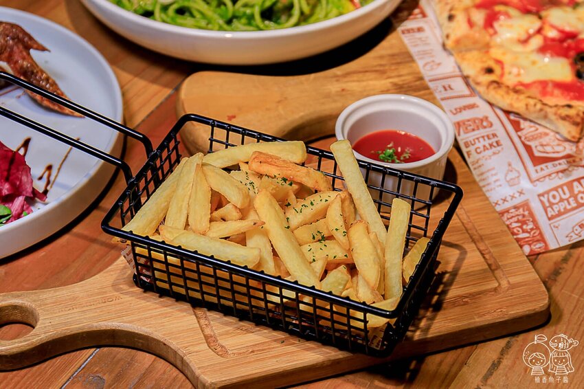 台中老字號人氣義式餐廳，隱身在巷弄之間，必點南義窯烤披薩超多口味，義大利麵份量滿滿又夠味