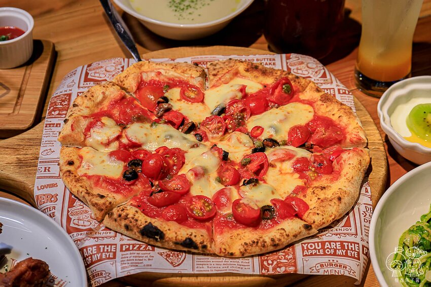 台中老字號人氣義式餐廳，隱身在巷弄之間，必點南義窯烤披薩超多口味，義大利麵份量滿滿又夠味